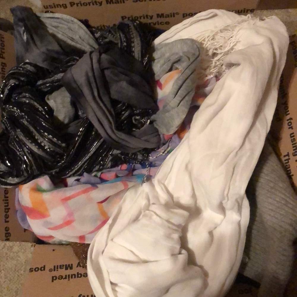 $8 BUNDLE OF SCARFS (10+ VARIOUS STYLES & COLORS)